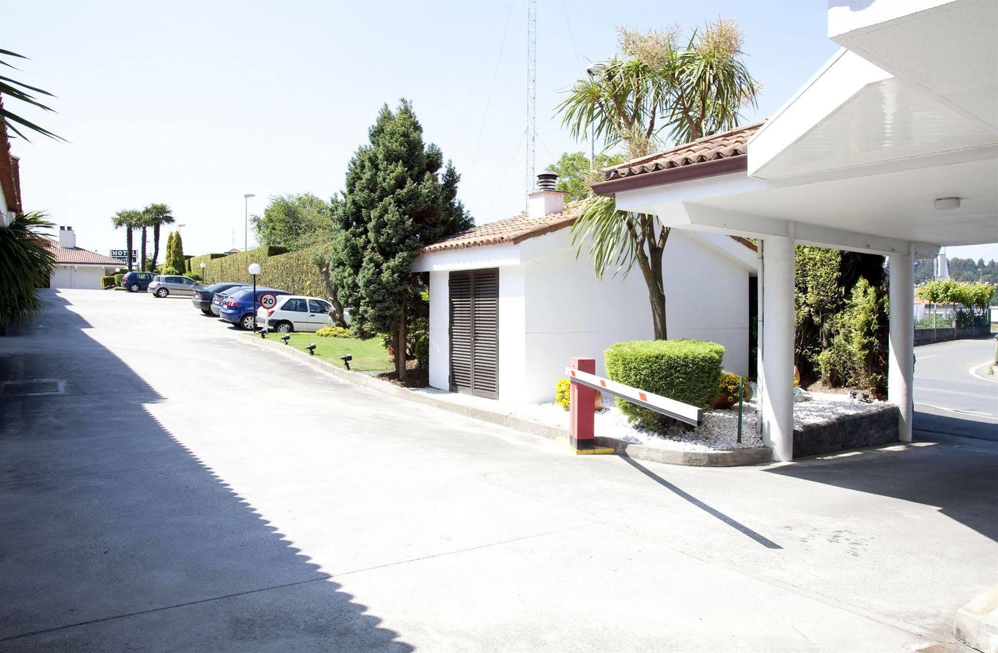 Motel Jardin Oleiros Extérieur photo